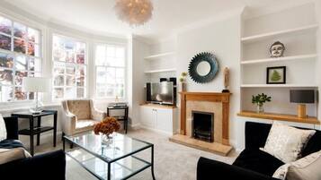 Smart TV, fireplace, stereo