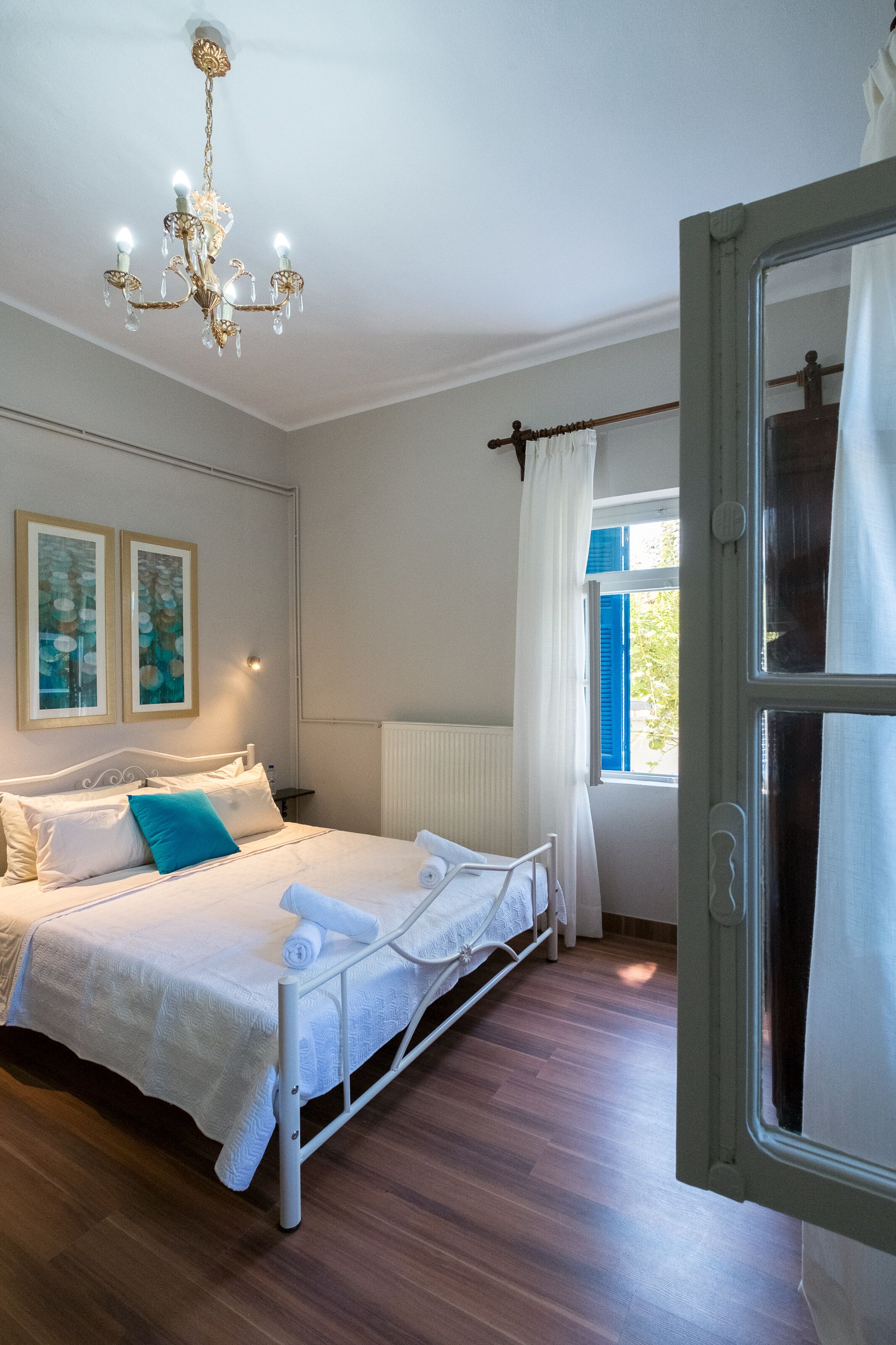 3 bedrooms, desk, soundproofing, iron/ironing board