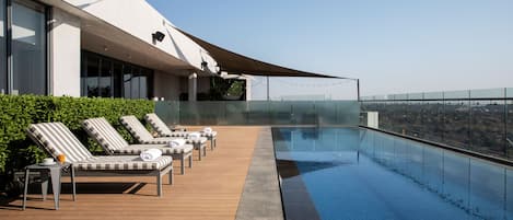 Piscine extérieure, chaises longues