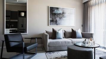 Apartment | Wohnbereich | 32-Zoll-Flachbildfernseher mit Satellitenempfang, Fernseher