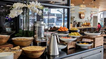 Sarapan bufet setiap hari (ZAR 255 seorang)