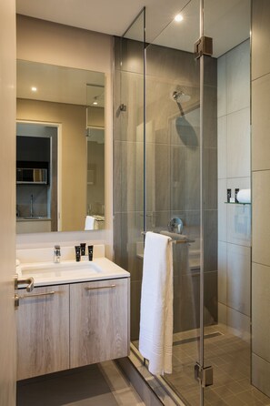 Dusche, kostenlose Toilettenartikel, Bademäntel, Hausschuhe