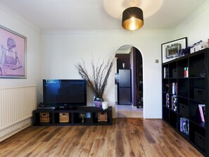 Departamento (2 Bedrooms) | Sala de estar | Televisión de 37 pulgadas con canales digitales 