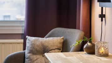 Escritorio, wifi gratis y ropa de cama