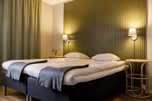 Escritorio, wifi gratis y ropa de cama 