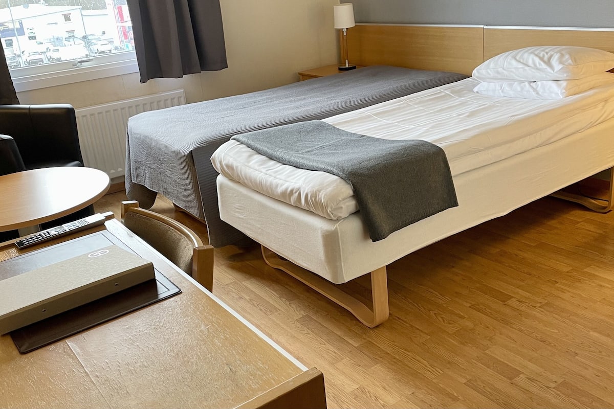 Een bureau, gratis wifi, beddengoed