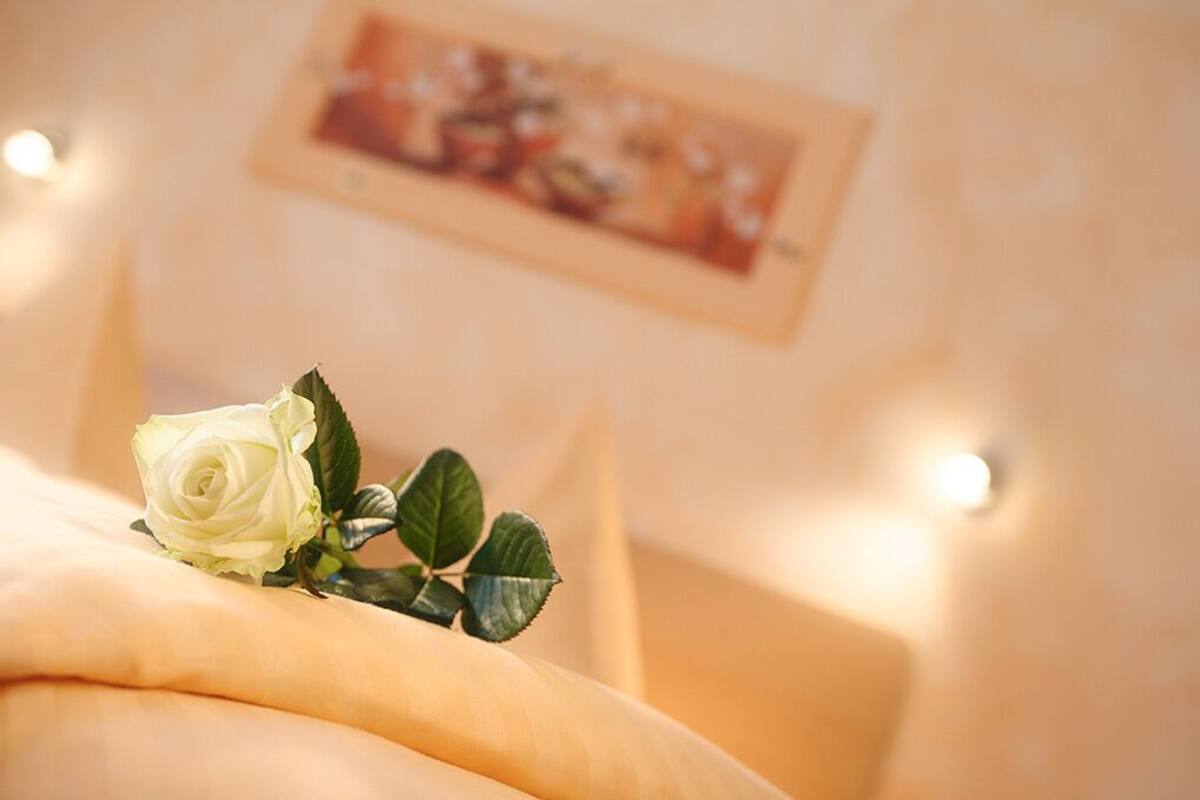Hypo-allergenic bedding, desk, free WiFi, bed sheets