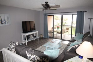 Condo, 2 habitaciones | Área de sala de estar