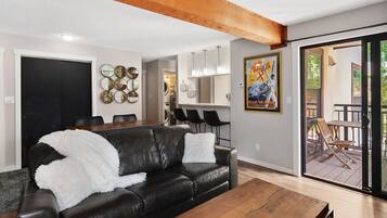 Condo, 2 phòng ngủ | Nội thất