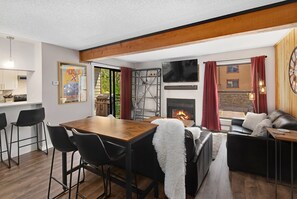 Leilighet, 2 soverom | Oppholdsrom | Smart-TV