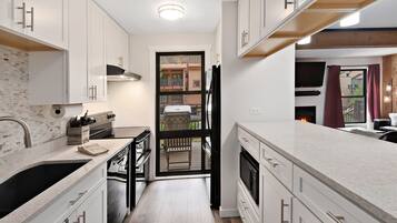 Condo, 2 phòng ngủ | Bếp riêng | Tủ lạnh, lò vi sóng, lò nướng, máy rửa bát