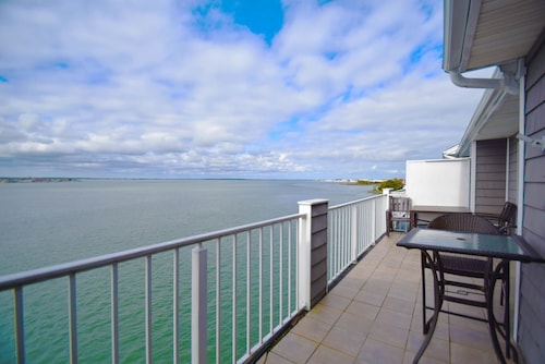 Harbour Island 402l 2 Bedroom Home by RedAwning