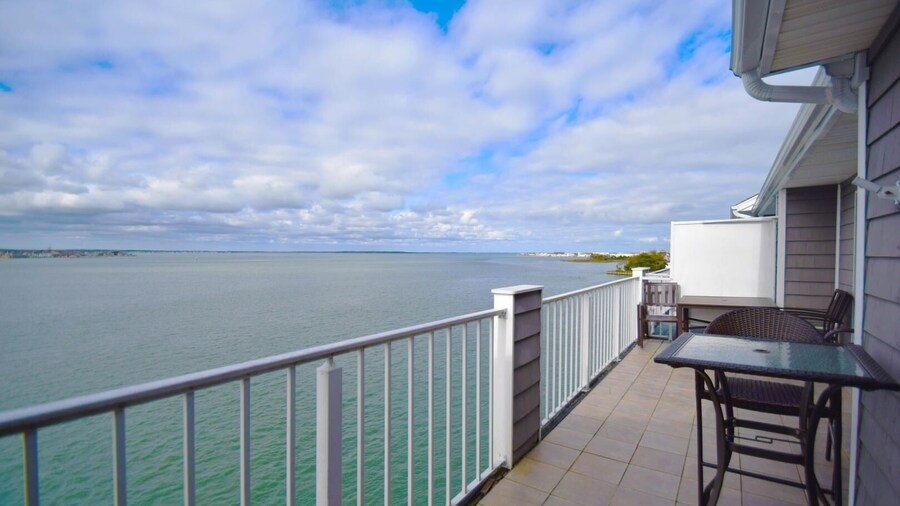 Harbour Island 402l 2 Bedroom Home by RedAwning