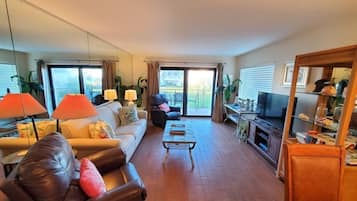 Condo, 2 Bedrooms | Living room