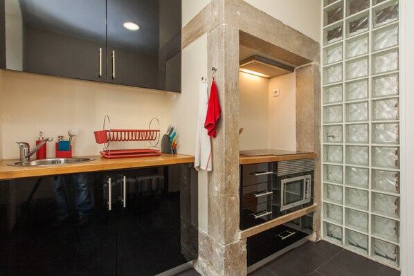 Fridge, microwave, oven, coffee/tea maker