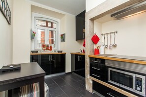 Fridge, microwave, oven, coffee/tea maker