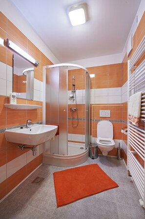 Apartment, 1 Schlafzimmer (Skrlatno Jabolko) | Badezimmer | Dusche, Haartrockner, Hausschuhe, Handtücher