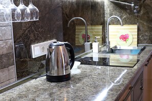 Fridge, stovetop, coffee/tea maker, electric kettle - NEW GUDAURI LOFT2 , beautiful view of the valley (Gudauri)