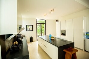 Fridge, oven, stovetop, coffee/tea maker - Navy Hill Resort (Saipan)
