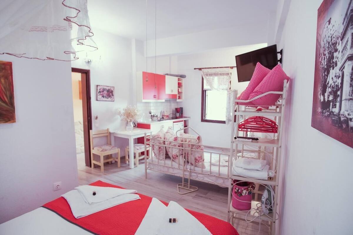 Studio (Silver- Red) | Iron/ironing board, WiFi (free), individually decorated, bed sheets