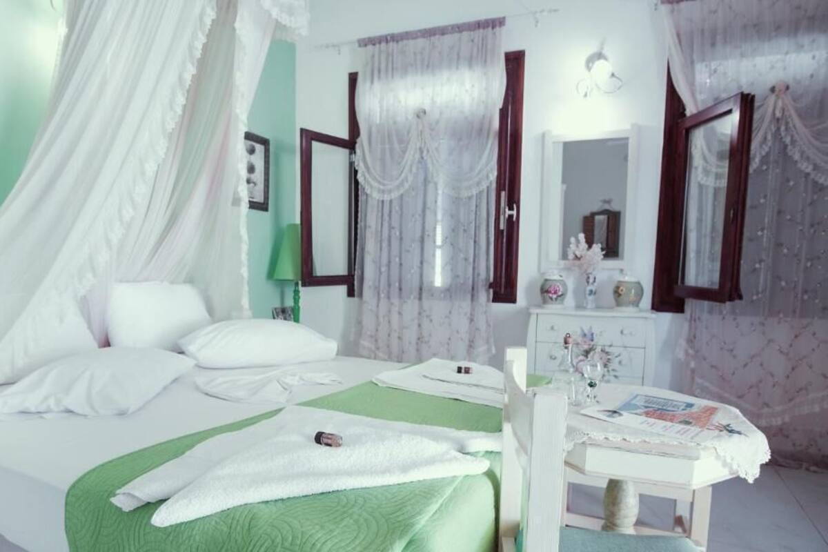 Studio, Terrace (Anastasia- Green) | Iron/ironing board, WiFi (free), individually decorated, bed sheets