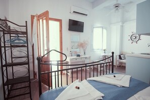 Studio, rez-de-chaussée (Marika-Blue) | Décoration personnalisée, fer et planche à repasser, Wi-Fi gratuit