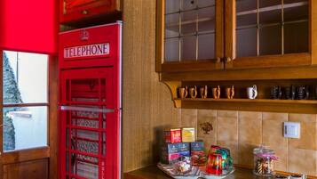 Design Apartment | Private kitchen | Full-sized fridge, microwave, oven, stovetop