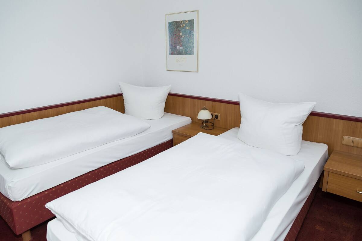 Standaard kamer, 1 twee- of 2 eenpersoonsbedden | Hypoallergeen beddengoed, een minibar, een kluis op de kamer, een bureau
