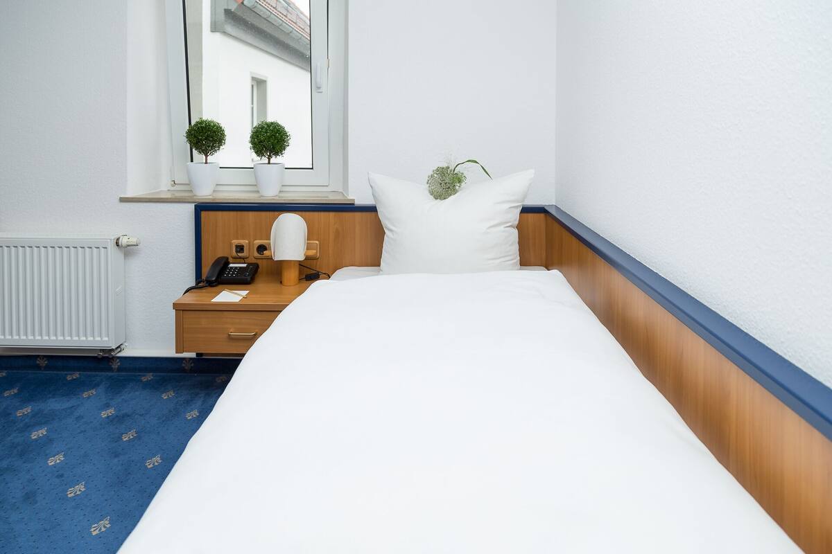 Standaard eenpersoonskamer | Hypoallergeen beddengoed, een minibar, een kluis op de kamer, een bureau