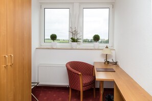 Standard Double or Twin Room | Living area - Landhotel Sonnenhof (Rosswein)