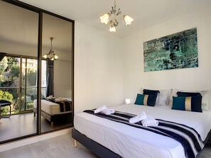 2 chambres, fer et planche à repasser