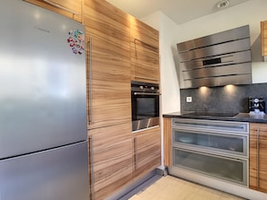 Een koelkast, een microgolfoven, een oven, een vaatwasser
