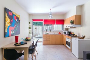 Appartement Confort | Cuisine privée | Réfrigérateur, four à micro-ondes, un four, surface de cuisson