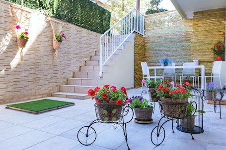 Terrace/patio. Ariadne Beautiful Studio