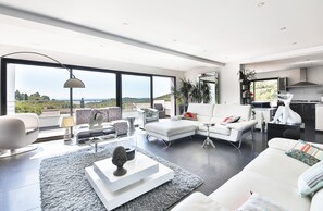 تلفزيون بشاشة مسطحة، مدفأة، مشغل دي في دي، تنس طاولة