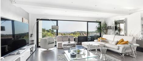 Platt-tv, eldstad, dvd-spelare och ett bordtennisbord