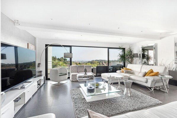 Flat-screen TV, fireplace, DVD player, ping pong