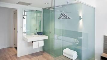 Habitació doble o amb dos llits individuals | Bany | Dutxa, articles de tocador gratuïts, assecador de cabells i barnussos