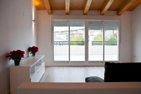 Double or Twin Room | Living room | Flat-screen TV