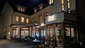تناول الطعام بالخارج