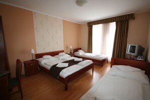 Family Suite | Blackout drapes, free WiFi, bed sheets - Hotel Patonai (Fertod)