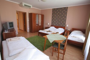 Blackout curtains, free WiFi, bed sheets - Hotel Patonai (Fertod)