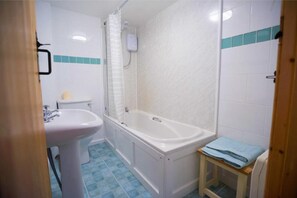 Maison luxueuse | Salle de bain | Ensemble baignoire-douche, articles de toilette (gratuits)