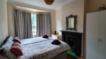 House | 4 bedrooms, iron/ironing board, free WiFi, bed sheets
