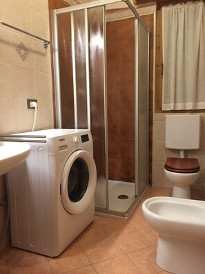 Ducha, secador de pelo, bidet, toallas