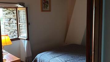 2 bedrooms, iron/ironing board, internet