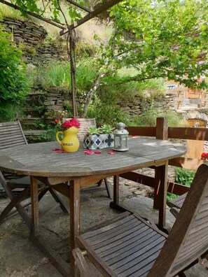 Outdoor dining - La Fourmi cottage for 4 people (Florac)