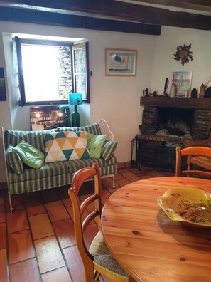 Cheminée, livres, chaîne hi-fi