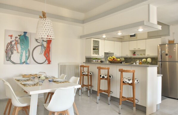 Appartement Confort | Cuisine privée | Grand réfrigérateur, micro-ondes, four, plaque de cuisson