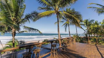 Accommodatie ligt op het strand, wit zand, ligstoelen, parasols